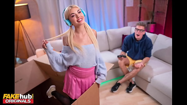 E Meisje met schattig natuurlijk tienerlichaam speelt videogames en krijgt een creampie met in de hoofdrol de blonde Belgische babe Luna Wolf