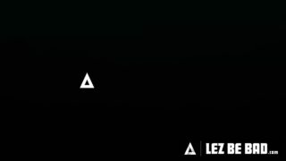 Getatoeëerde kerel naïef betrapt in de val van geile nymfomane