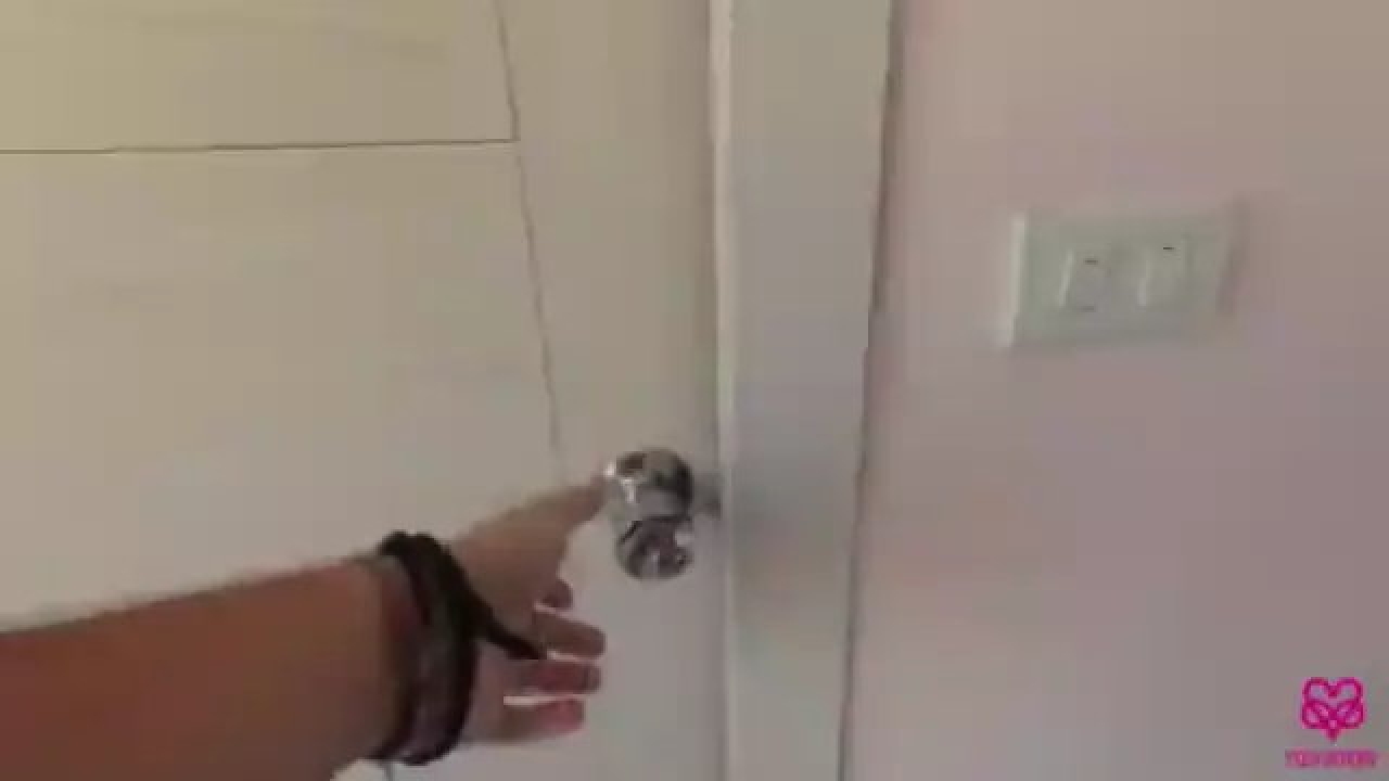 Hete babe wordt in haar zoete kontje geneukt
