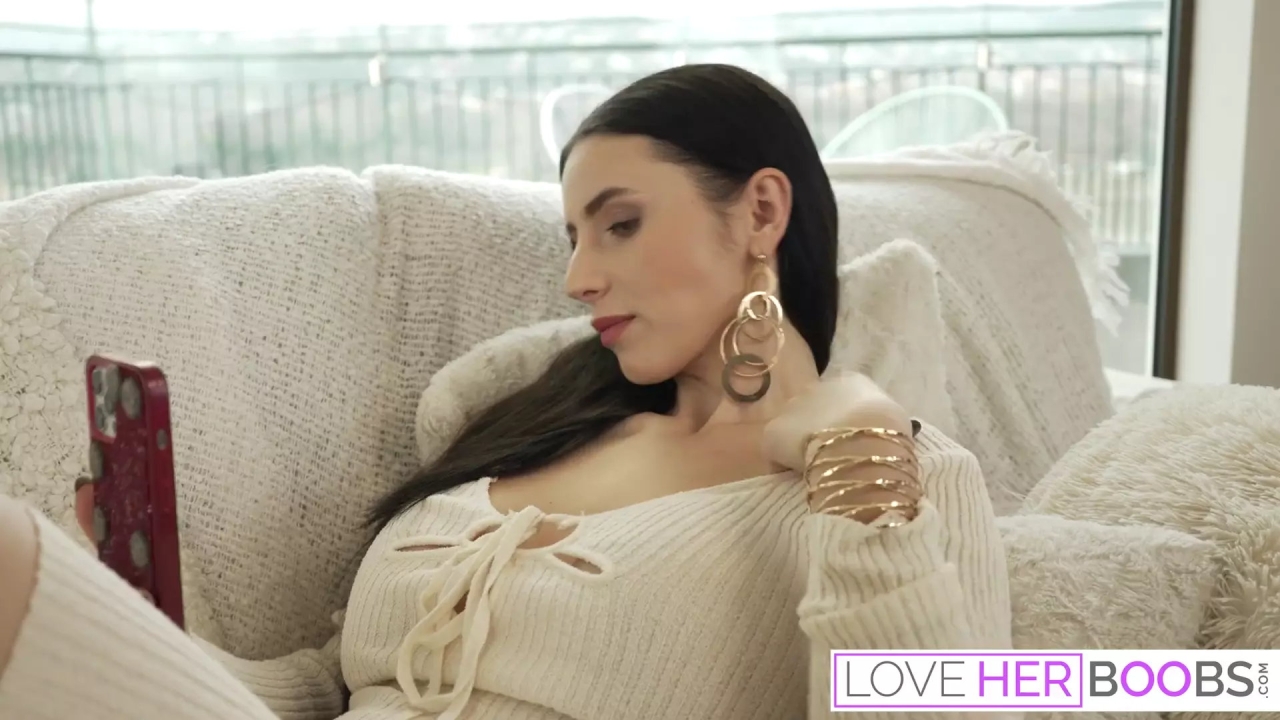 Rondborstige sletten Karma RX en buit ebony Avery Jane in anale porno